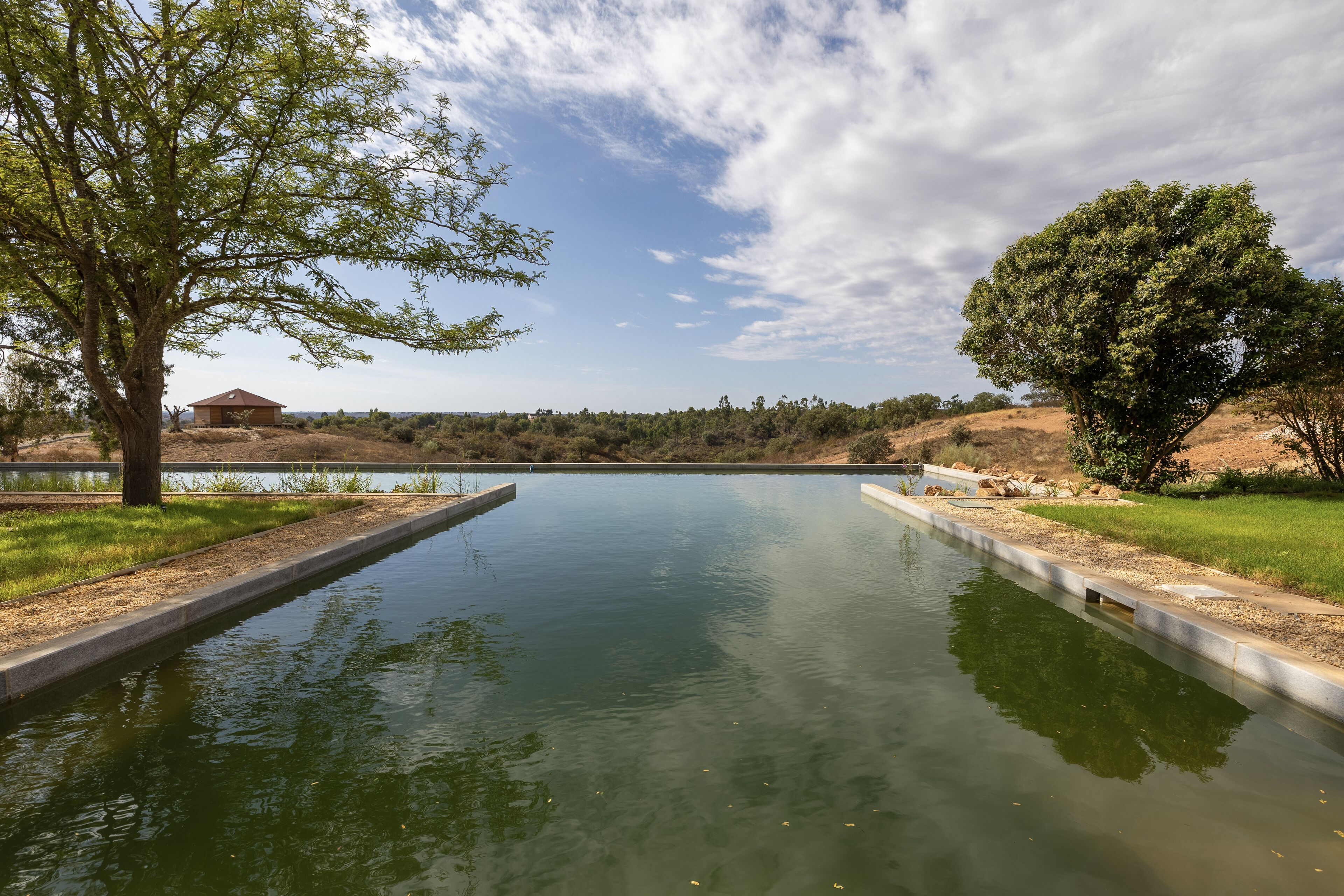 Una piscina al aire libre (de 07:00 a 23:00), sombrillas, tumbonas