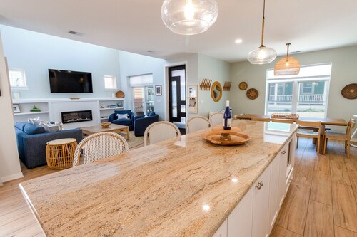 Bright, Airy Beachwalk Resort w/Golf Cart