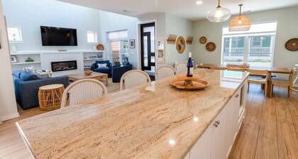 Bright, Airy Beachwalk Resort w/Golf Cart