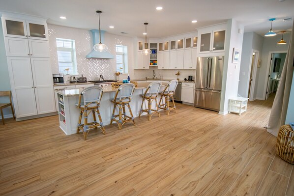 冷蔵庫、電子レンジ、オーブン、コンロ