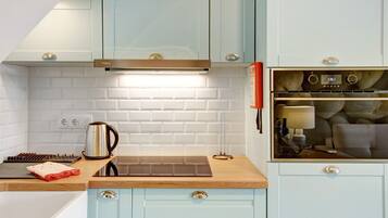 Een koelkast, een magnetron, een oven, een kookplaat