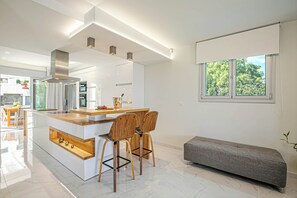 Kühlschrank, Ofen, Wasserkocher, Esstisch