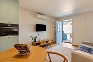 TV - Holiday Home "Casa das Andorinhas" with Private Terrace & Wi-Fi (Câmara de Lobos)