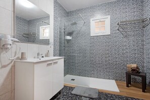 Ducha, secador de pelo, toallas