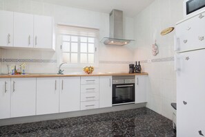 Frigorífico, microondas, horno y placa de cocina