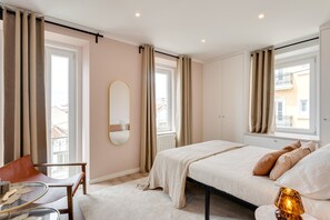3 chambres, bureau, fer et planche Ă repasser, lit parapluie
