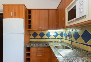Een koelkast, een magnetron, een oven, een kookplaat