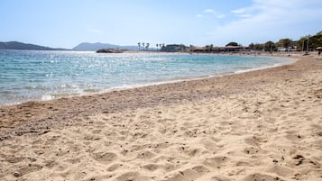 Una spiaggia nelle vicinanze