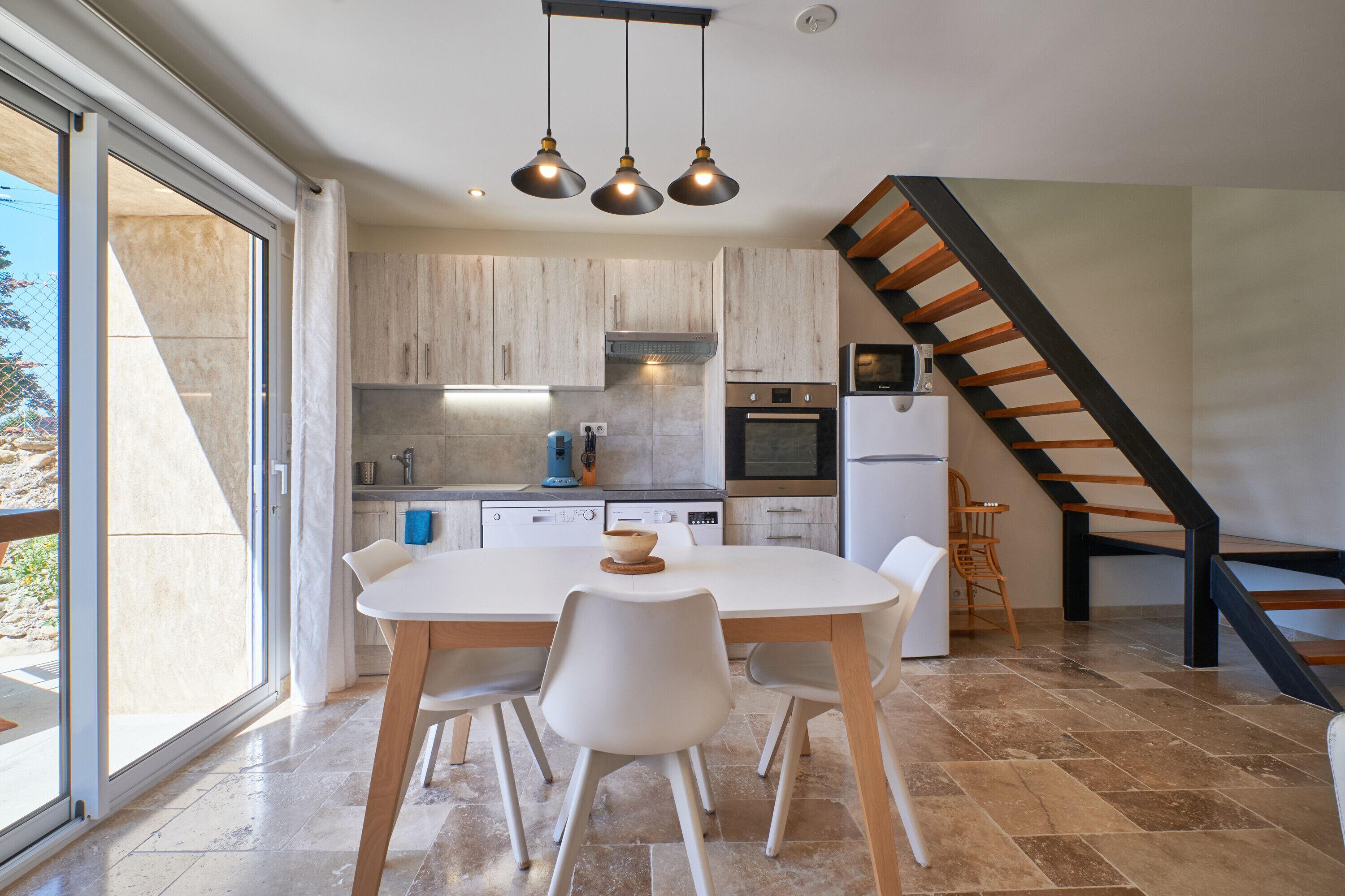 Een koelkast, een magnetron, een oven, een kookplaat