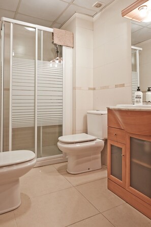 Een douche, handdoeken