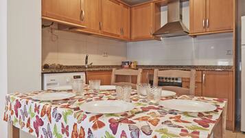 Een koelkast, een magnetron, een oven, een kookplaat