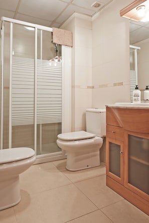 Een douche, handdoeken