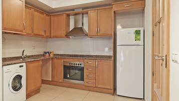 Een koelkast, een magnetron, een oven, een kookplaat