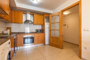 Fridge, microwave, oven, stovetop - Holiday Apartment "Torredembarra" near Beach with Shared Pool & Wi-Fi (Torredembarra)