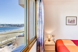 2 bedrooms, bed sheets - Apartment 'Platja Mar 3º' with Sea View and Balcony (L'Escala)