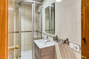 Shower, towels - Apartment 'Platja Mar 3º' with Sea View and Balcony (L'Escala)