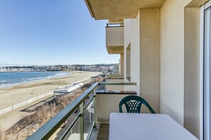 Outdoor dining - Apartment 'Platja Mar 3º' with Sea View and Balcony (L'Escala)