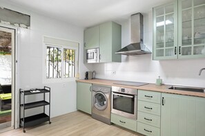 Frigorífico, microondas, horno y placa de cocina