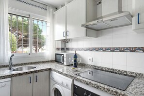 Frigorífico, microondas, horno y placa de cocina