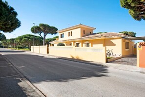 Exterior - Villa "Germany" with Private Pool, Terrace & Wi-Fi (Chiclana de la Frontera)