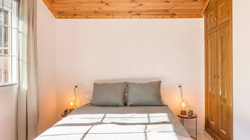 5 bedrooms, iron/ironing board, free WiFi, bed sheets