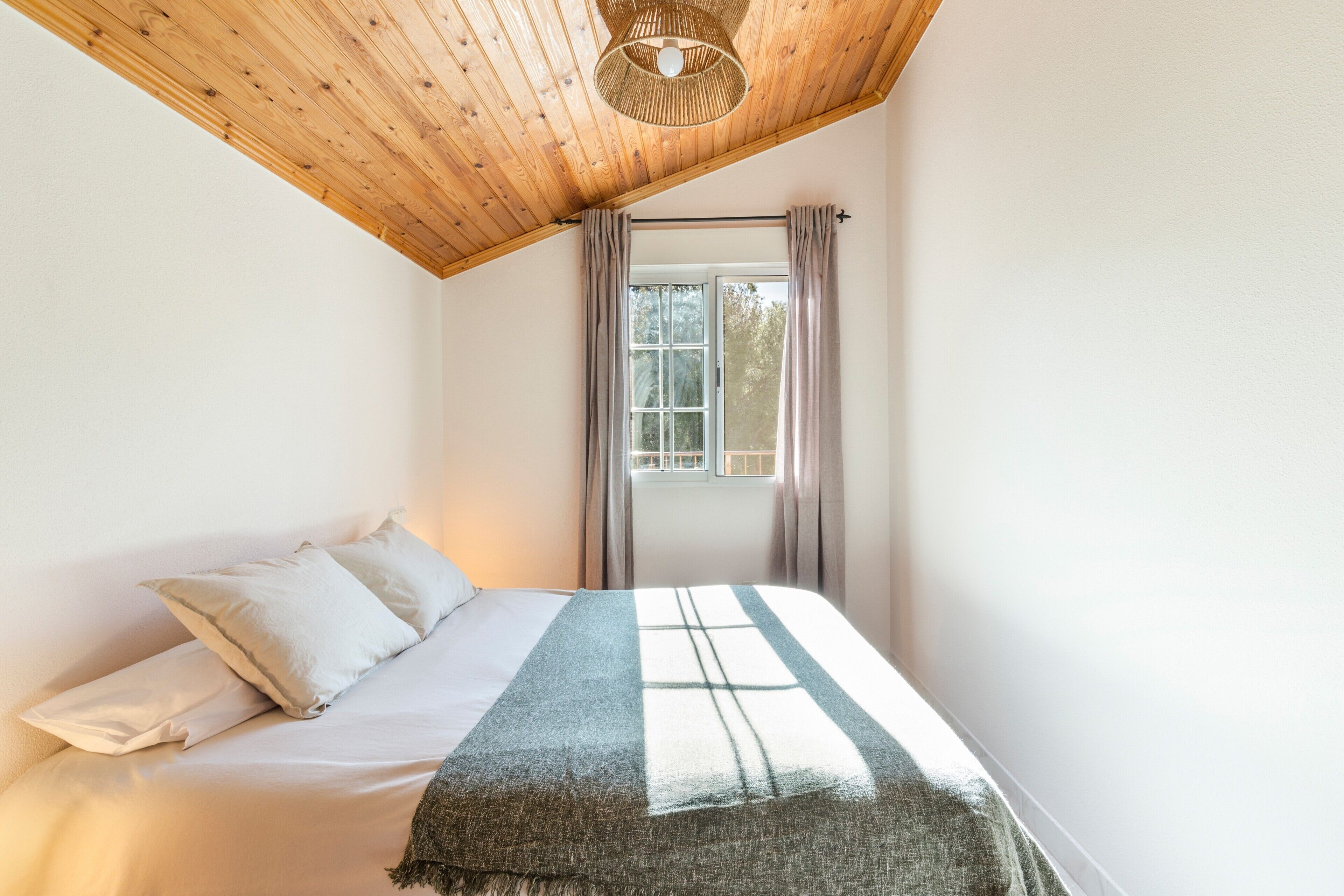 5 bedrooms, iron/ironing board, free WiFi, bed sheets