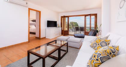 Holiday Apartment 'Es Port' close to the Beach with Sea View, Terrace & Wi-Fi