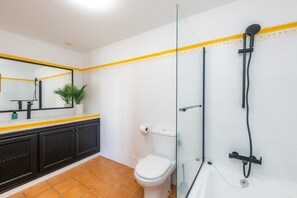 Bathtub, hair dryer, towels - Holiday Apartment 'Es Port' close to the Beach with Sea View, Terrace & Wi-Fi (Cala Rajada)