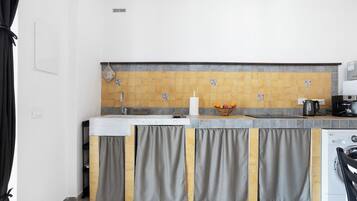 Kühlschrank, Mikrowelle, Herdplatte, Wasserkocher mit Kaffee-/Teezubehör