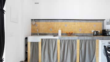 Refrigerador, microondas, parrilla de estufa y cafetera y tetera