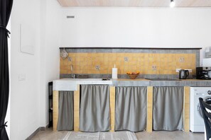 Refrigerador, microondas, placa de cocina, cafetera/tetera