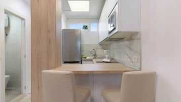 Kühlschrank, Mikrowelle, Herdplatte, Wasserkocher mit Kaffee-/Teezubehör