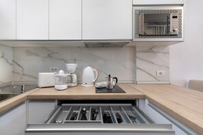 Fridge, microwave, stovetop, coffee/tea maker - Vacation Home "Bungalow Carpe Diem Capri" with Mountain View, Shared Pool & Terrace (Maspalomas)