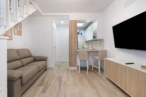 TV - Vacation Home "Bungalow Carpe Diem Capri" with Mountain View, Shared Pool & Terrace (Maspalomas)