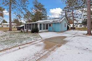 Exterior - Child/Infant/Pet friendly, Close to the Beach/Trails, Multiple Trailer Parking! (St Helen)