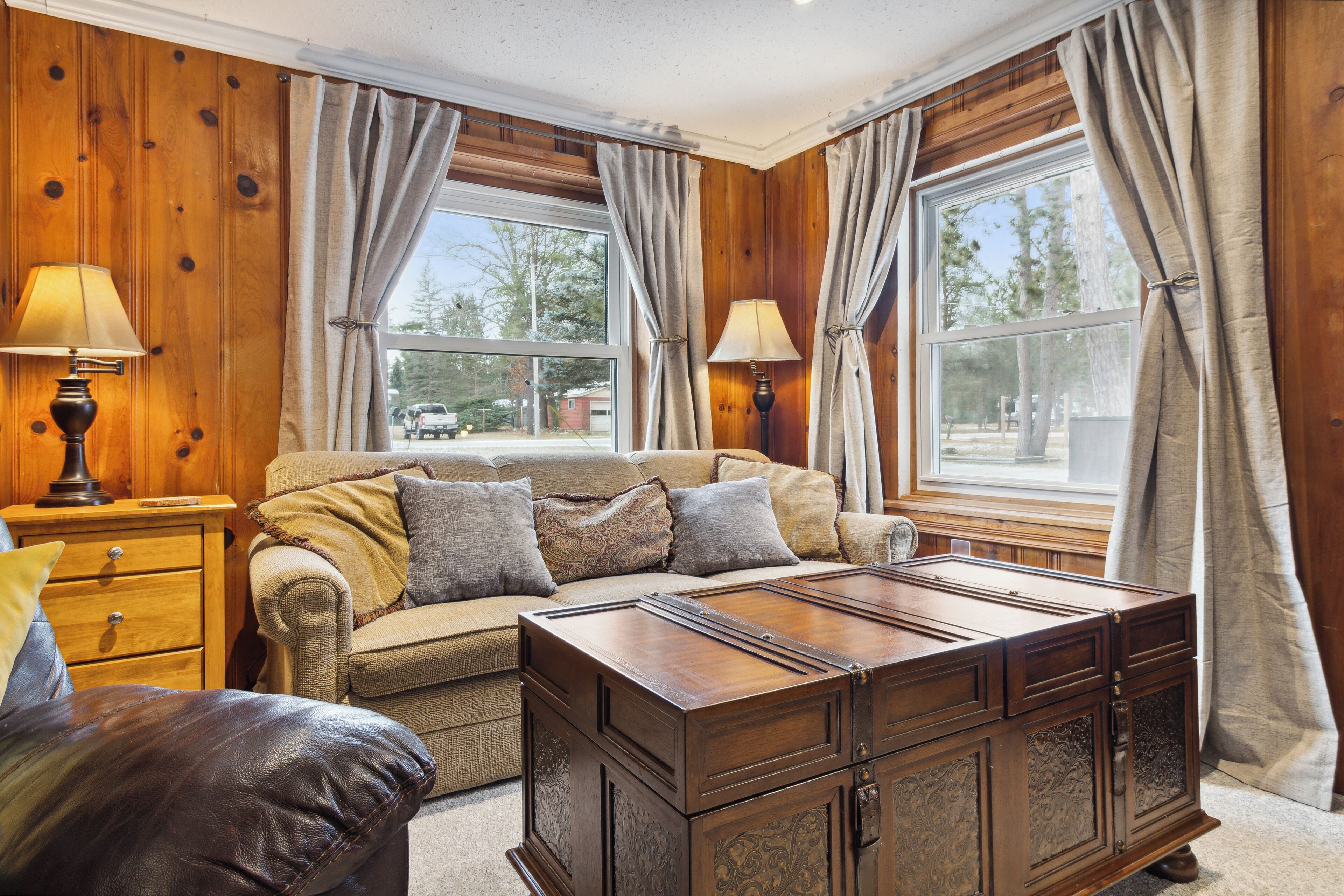 智能电视、书、电脑显示器