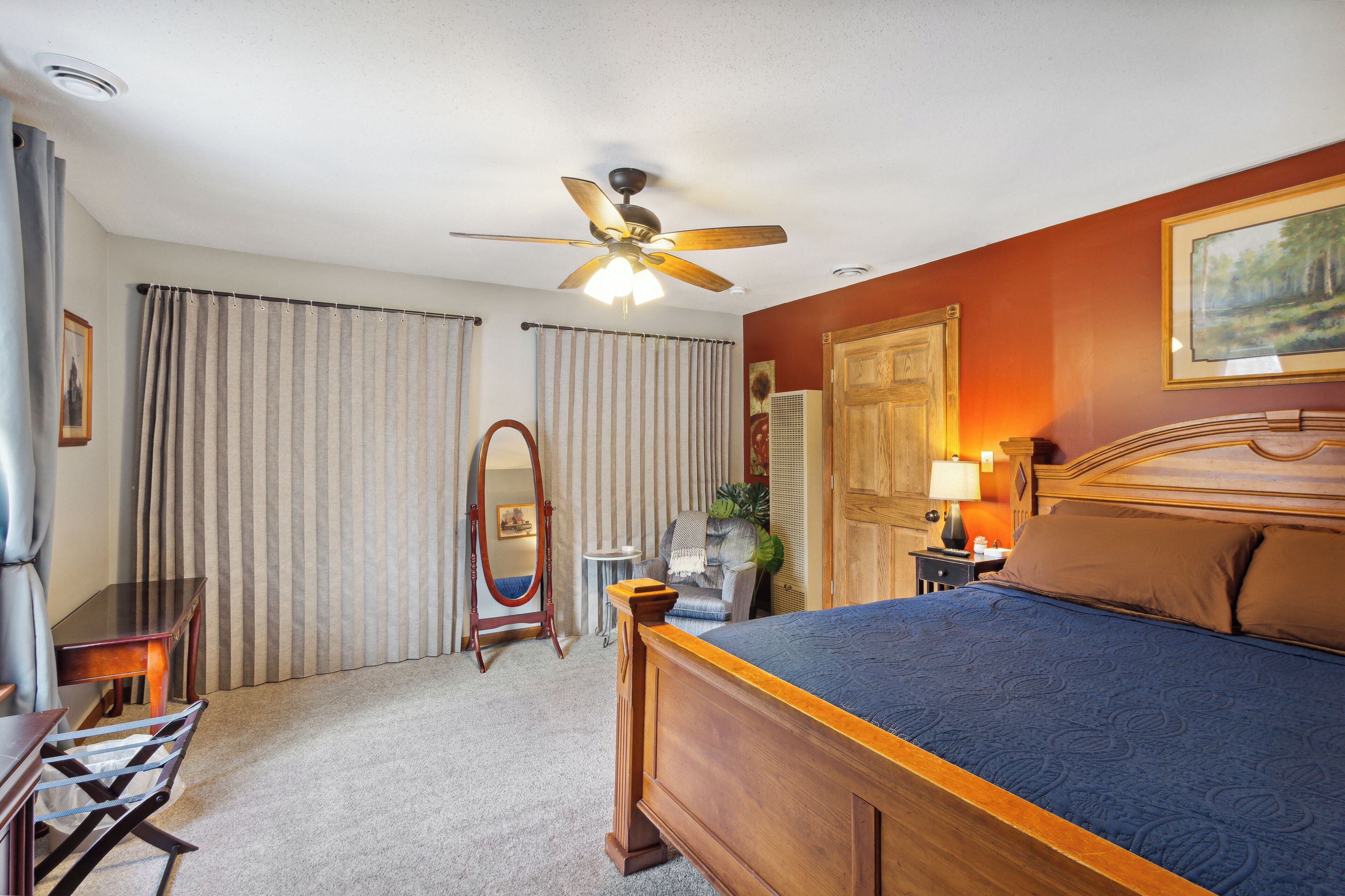 3 chambres, bureau, fer et planche à repasser, lit parapluie