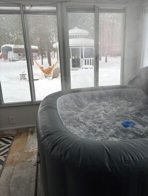 Chill out in our hot tub, slide open a window and observe nature! - Ride-In/Ride-Out ORV Access | Huge Trailer Parking | Family & Pet Friendly (St Helen)