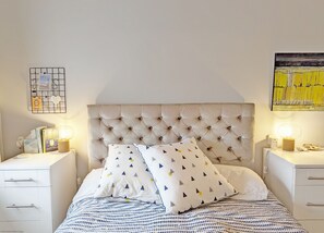 3 bedrooms, free WiFi, bed sheets - The Rock House -  a family house that sleeps 8 guests  in 3 bedrooms (Chichester)