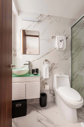 Shower, hair dryer, towels, shampoo - w* | Luminous 1BR with Amazing Deco in Polanco (Ciudad de México)