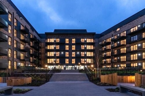 Modern 2-Bed, 2-Bath Apartment in Central Ashford