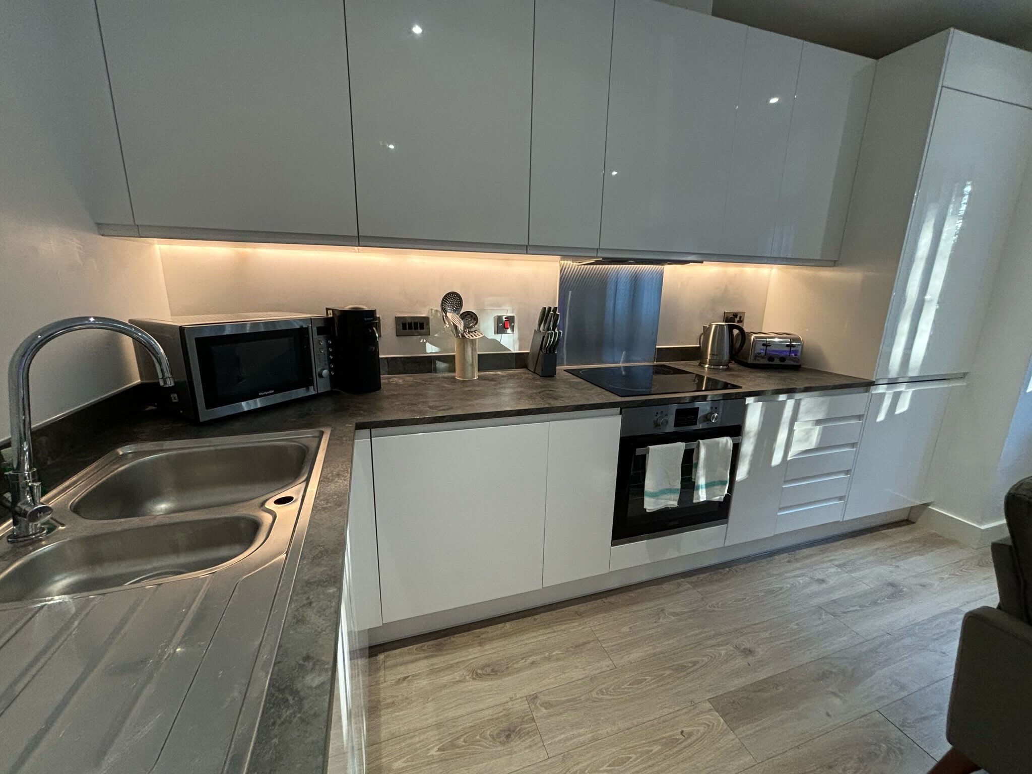 Kjøleskap, mikrobølgeovn, ovn og kokeplater