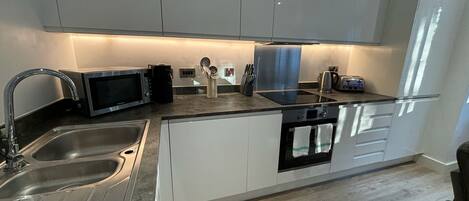 Køleskab, mikrobølgeovn, ovn, kogeplade