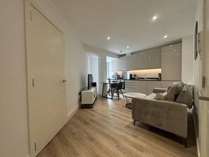 Un appartement moderne comprenant une cuisine, un coin repas et un salon.
