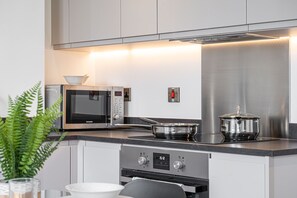 Fridge, microwave, oven, stovetop - Central Solihull Studio | NEC, Airport | Free Parking (Solihull)