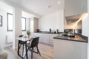 Frigorífico, microondas, horno y placa de cocina