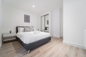 1 dormitorio, tabla de planchar con plancha, wifi y ropa de cama