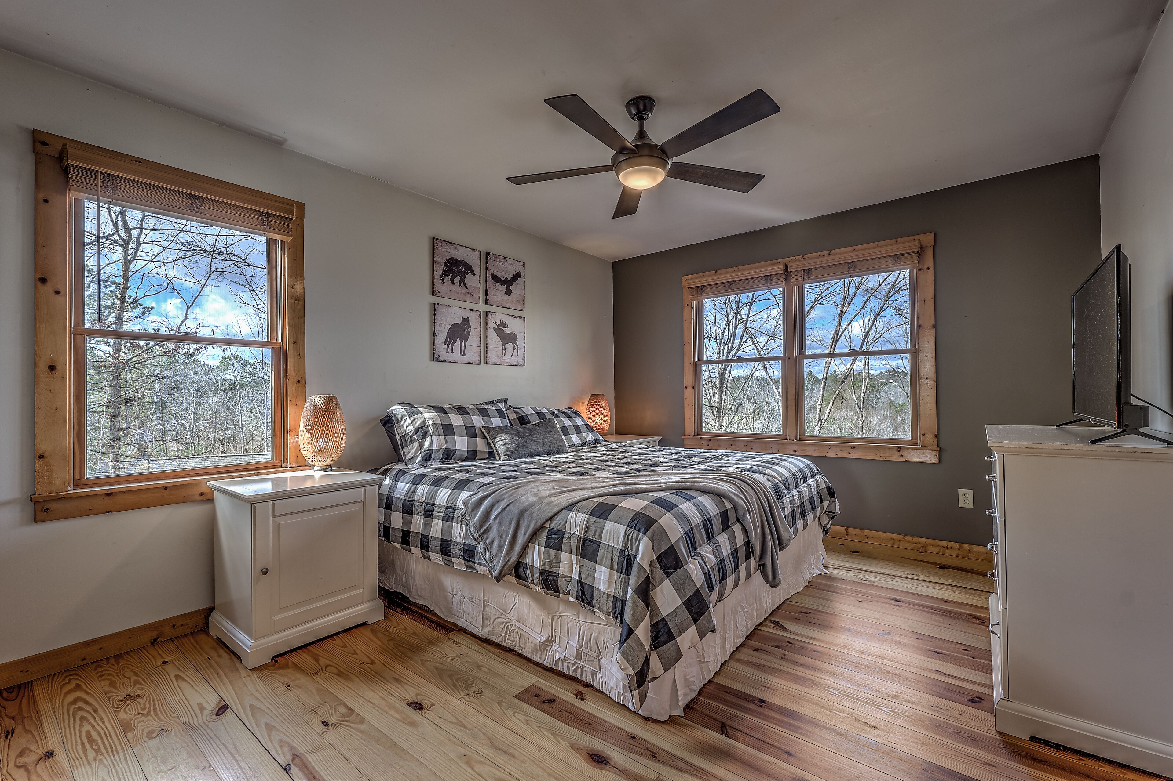4 bedrooms, desk, iron/ironing board, free WiFi