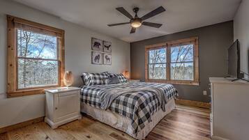 4 bedrooms, desk, iron/ironing board, free WiFi