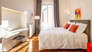 A modern hotel room with a large bed, a desk, and a chair. - Market Square - 2 bedrooms - 2 baths - private garage - large 90 sq meters (Beaulieu-sur-Mer)